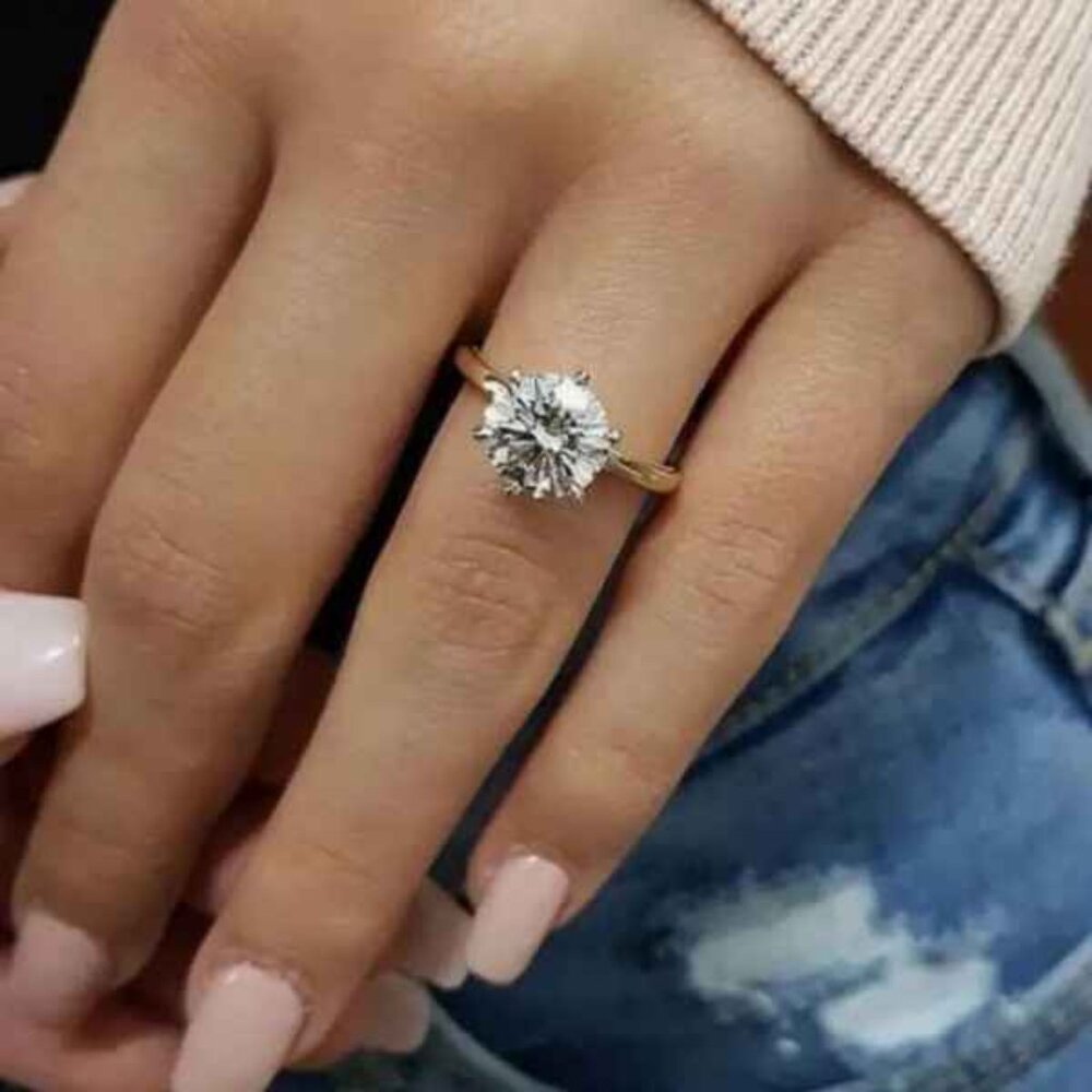 1 Carat - New with Certificate of Authenticity - Solitare Moissanite Ring